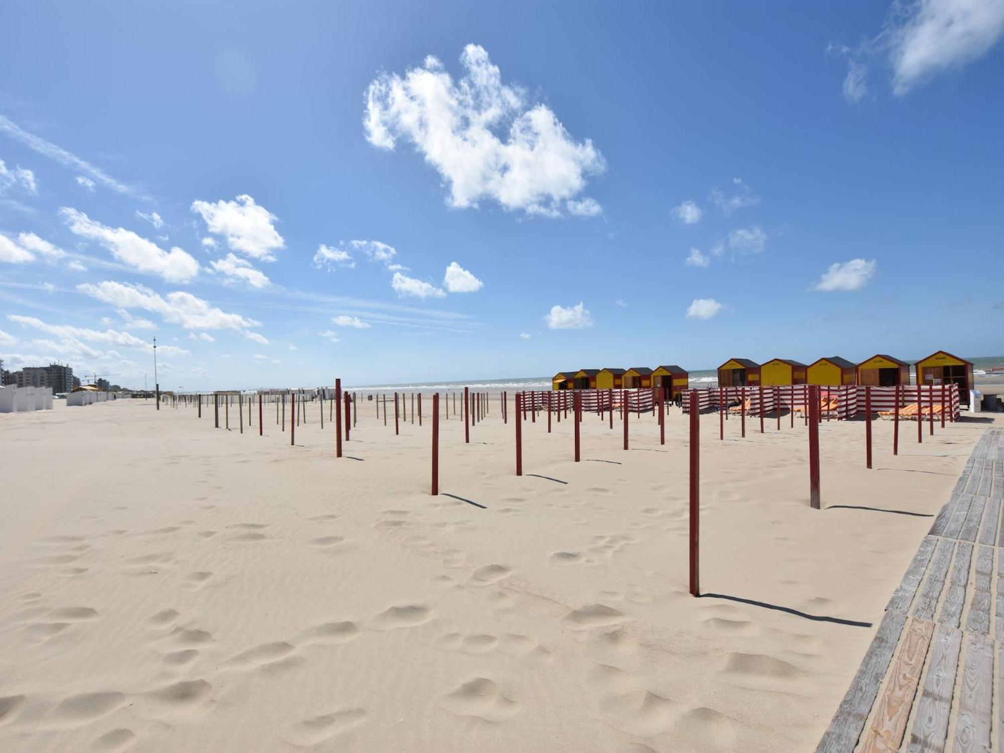 Former Hotel In The Centre And At 50 Metres From The Beach In Panne De Panne Exterior foto